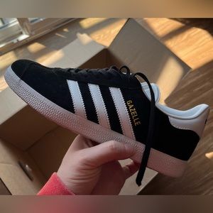 NWOT Adidas Originals Gazelle Foundation Core Metallic Gold Sneakers 👟🖤